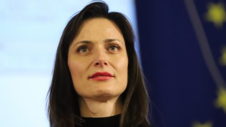 Мария Габриел под карантина заради член на екипа й