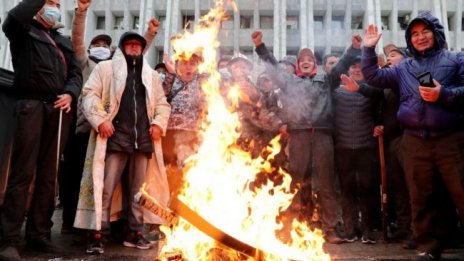 Сблъсъци в Киргизстан между демонстранти и доброволни народни дружини