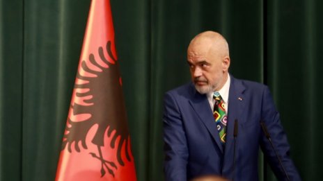 Задължително носене на маска на открито в Албания