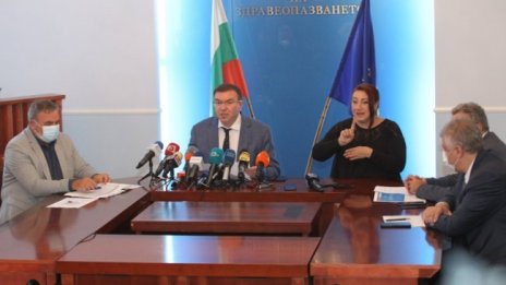 Щабът за COVID-19 само плашил хората, Мангъров иска "да се разкара" 