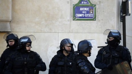 Нападатели щурмуваха полицейски участък в Париж 
