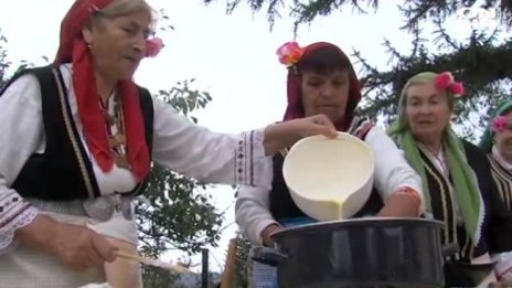 Вековна традиция: Логодажките баби приготвят автентична паста