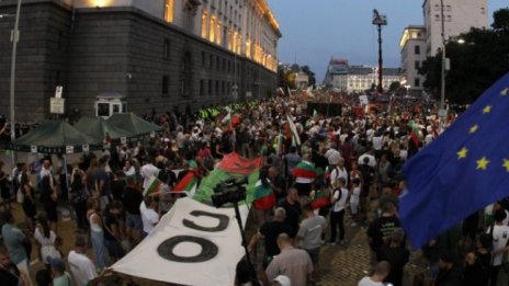 Политолог: Отливът на доверие от ГЕРБ не отива към БСП