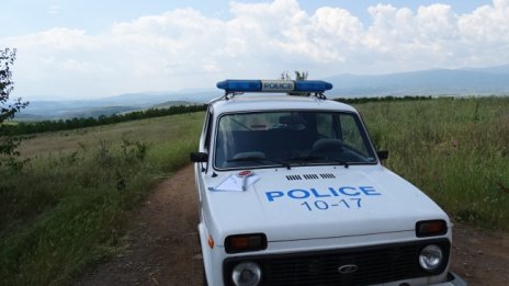 Задържаха над 40 нелегални мигранти край Герман