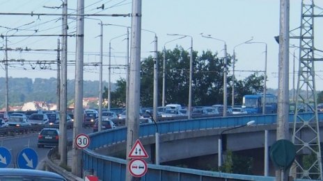 Възстановяват осветлението на Аспаруховия мост след кражба
