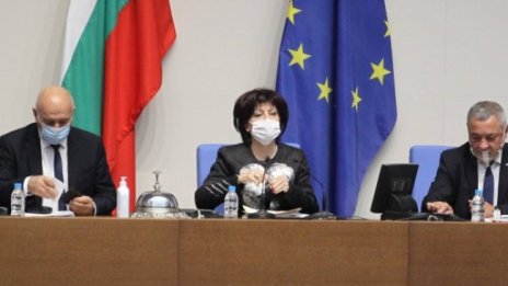 ДПС и БСП превръщали Караянчева в мъченица, а НС във фарс