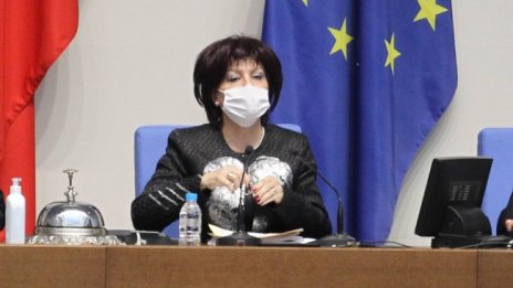 БСП и ДПС не успяха да бутнат Караянчева, остава начело на НС