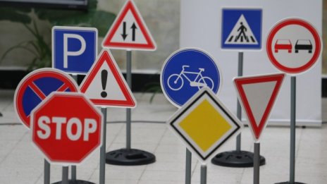 2/3 от пътните знаци в България са невидими за шофьорите