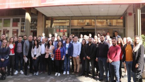 Нинова към младите в БСП: Чиста вода, въздух и храна да са ваш приоритет