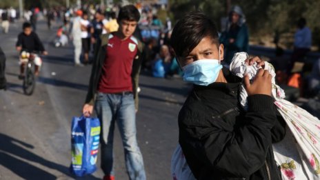 Пожарът в Мория: Какво се случи вечерта, когато бежанският лагер пламна? 