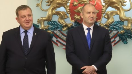 И Каракачанов се изолира заради заразен с коронавирус генерал