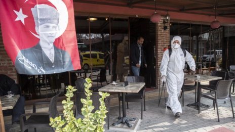 Българи без маски на пазара в Одрин, затягат мерките