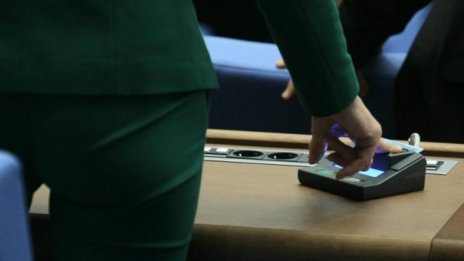 ГЕРБ и БСП вървят наравно, но губят подкрепа, ДБ в застой