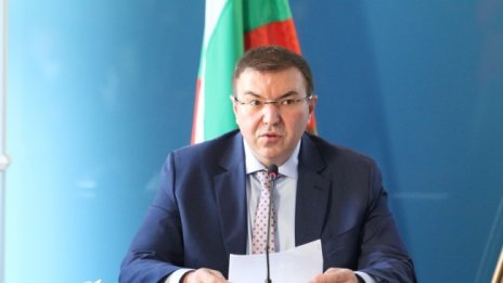 Здравният министър зове лекари: Имаме нужда от помощ!