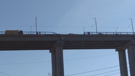 Шофьорът на камиона, паднал от Аспаруховия мост, е загинал на място