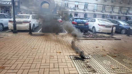 Яйца полетяха по социалното министерство, майки атакуват с димка 