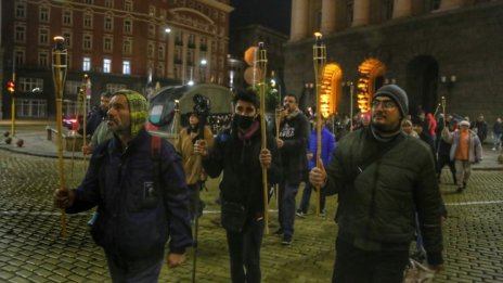 Протест за 111-та вечер, майките от "Системата ни убива" с факелно шествие
