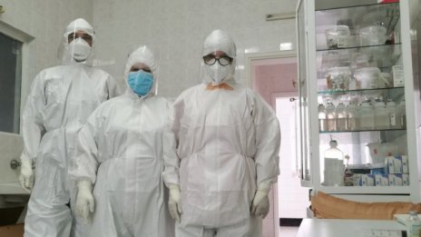 Хирурзи лекуват болните от COVID-19 в Монтанско