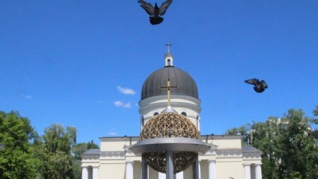 Молдовците гласуват на ключови президентски избори