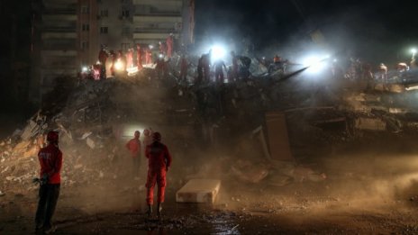 Жертвите на труса в Измир вече са 79, издирват оцелели