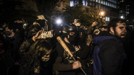Четирима поддръжници на Тръмп намушкани край Белия дом