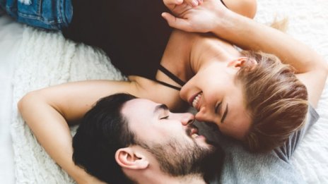 Знаци, че приятелят ви за секс се влюбва във вас 