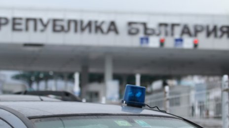 Абсурд: Шофьор си нарисува сам... табелите на колата