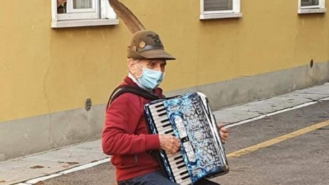 Трогателно: Мъж прави серенада на съпругата си, която е в болница