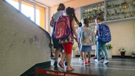 Децата да не гледат "оперативките" и брифингите за пандемията 