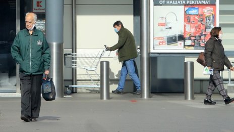 Без струпвания през втория ден с нови мерки по магазините