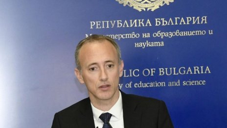 Училищата били нарочени за идеалния виновник за скока на болните