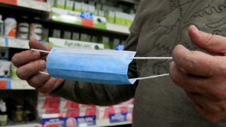 Алерголог: Маските не са вредни, дезинфектант - по-малко!