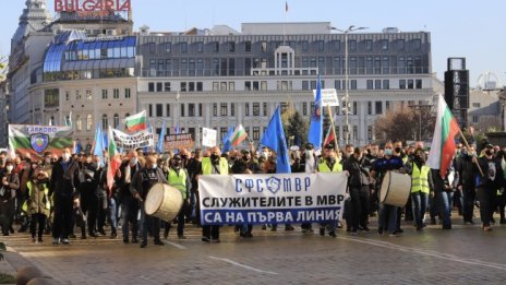Полицаите на протест, опъват палатка пред НС