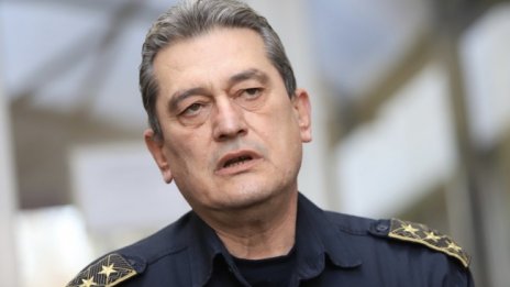 Пожарникари проверяват  COVID-отделенията