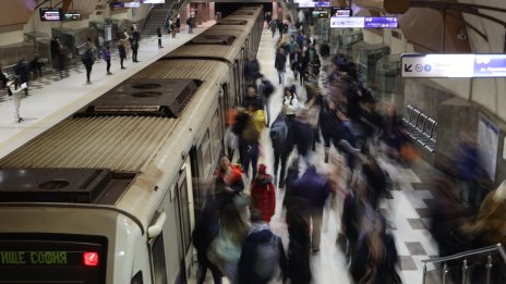 Само метрото в София се движи, пуснати са повече влакове