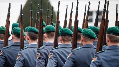 Берлин търси начини, но германските младежи са твърдо против задължителната военна служба 