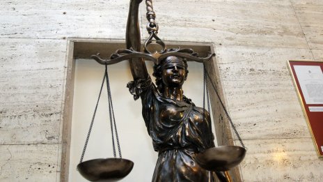 Съдят четирима българи в Париж за "червени ръце" върху Мемориала на Холокоста