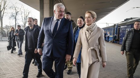 Висши ЕС дипломати са в Киев по случай годишнината от клането в Буча СНИМКИ