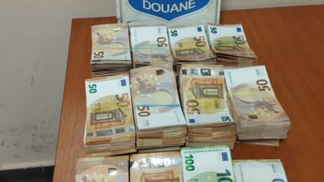 Митничари откриха недекларирана валута за над 320 000 лева