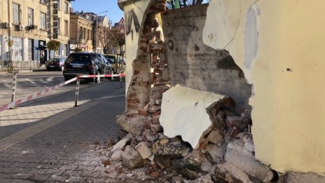Част от оградата на столично училище се срути 