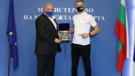 Кралев награди надеждата в мотоциклетизма Теодор Кабакчиев