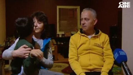 Семейство прави коледни играчки в името на своя син