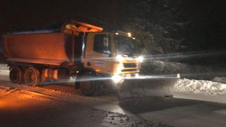 В събота сняг по проходите, колите с "галоши" на трупчета