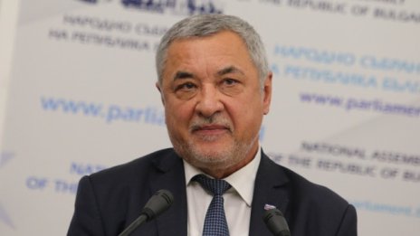 Валери Симеонов поиска незабавна триседмична карантина у нас