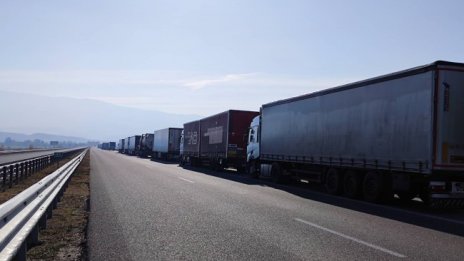 Опашки от ТИР-ове на Кулата, ще блокира ли търговията?