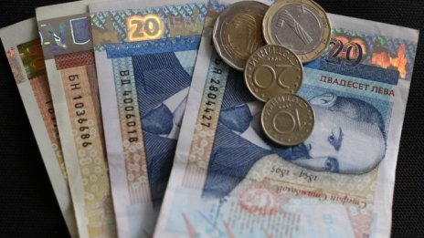 Задържаха двама, щели да вземат 11 хил. от пенсионерка 