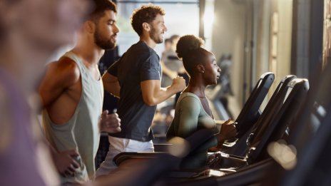 Ходене по наклон или бягане: Коя тренировка дава по-добри резултати?