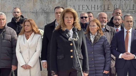 Освиркаха Йотова на връх Шипка с викове "Оставка!" ВИДЕО