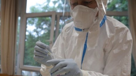 Инфекционист: Активността на вируса - още година и половина