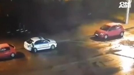 Хит в мрежата: Заснет полицай сваля емблема на кола